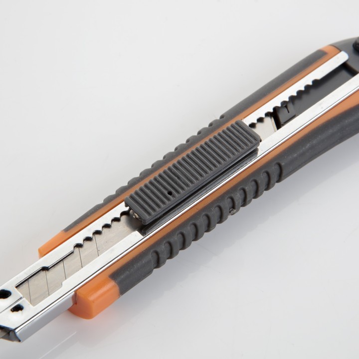 Cutter De Cuchilla Fragmentable De 9 Mm Con Guía Métalica ALYCO ORANGE
