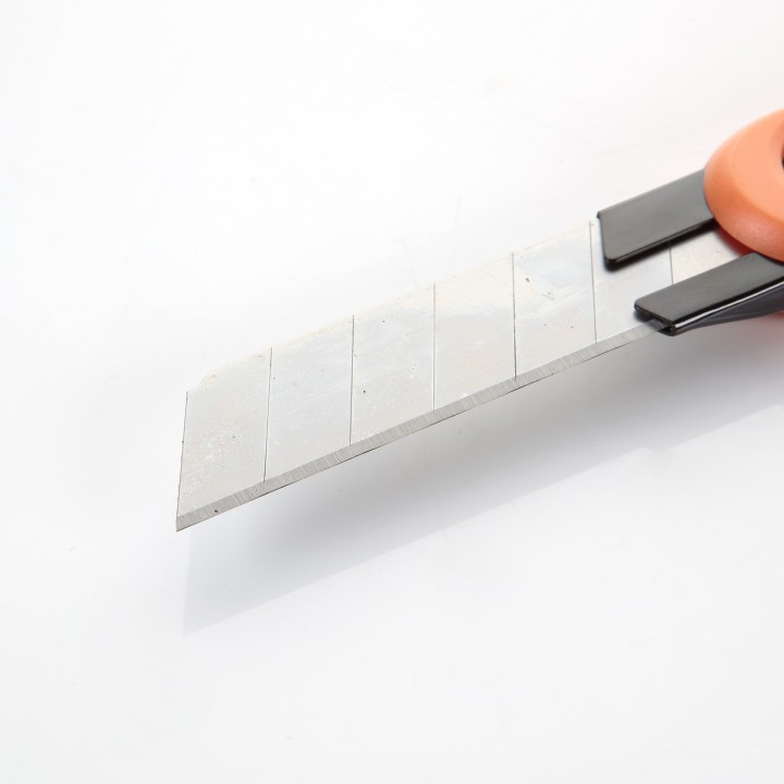 Cutter De Cuchilla Fragmentable De 18 Mm Con Guía Metálica ALYCO