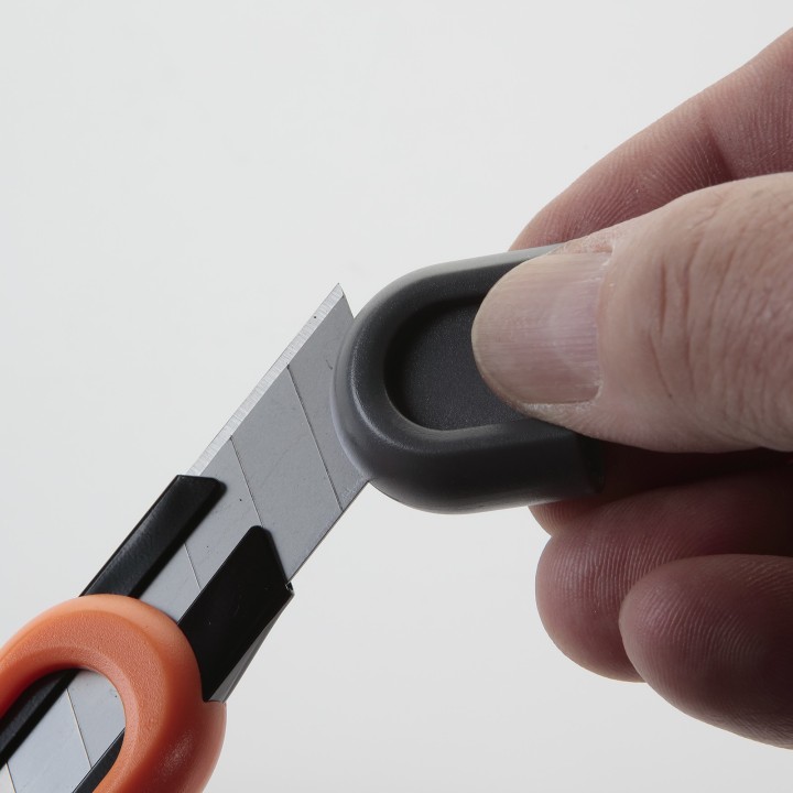 Cutter De Cuchilla Fragmentable De 18 Mm Con Guía Metálica ALYCO